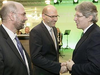 Georg Schaeffler dankte den Br&uuml;dern Markus und Clemens Rahm f&uuml;r ihre humorige Rede (v. r.). Foto: Schaeffler