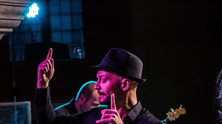 Mitreißender Auftritt vor zahlreichen Zuhörern: "Gospelrock und Band"  aus Erfurt unter Leitung von Oliver Debus  beim Gastspiel in St. Georg in Neustadt.Foto: Jochen Berger