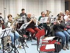 Drei Tage lang waren die Musikanten der Blasmusik Kraisdorf im Bürgerzentrum in Klausur. Unter ihrem Dirigenten Gerhard Eller (stehend) probten sie einige neue Lieder ein, die sie erstmals beim Konzert am Samstag, 9. März, in der Eberner Frauengrundhalle auflegen wollen.  Foto: Herbert Schönmann