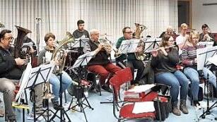 Drei Tage lang waren die Musikanten der Blasmusik Kraisdorf im Bürgerzentrum in Klausur. Unter ihrem Dirigenten Gerhard Eller (stehend) probten sie einige neue Lieder ein, die sie erstmals beim Konzert am Samstag, 9. März, in der Eberner Frauengrundhalle auflegen wollen.  Foto: Herbert Schönmann