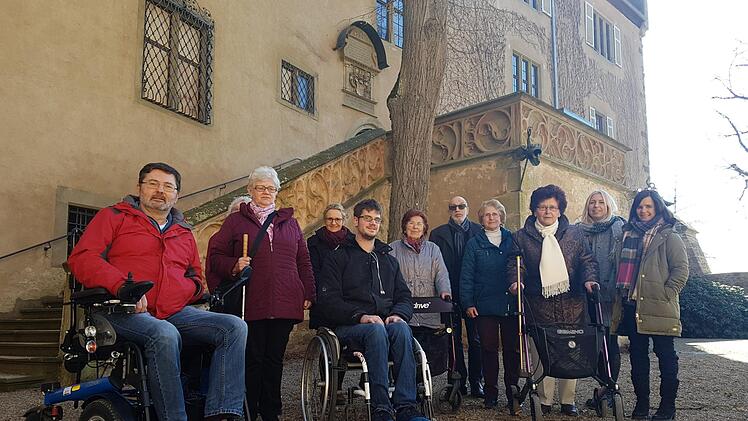 Die Interessensgruppe vor dem Graf-Luxburg-Museum . Foto: Anne Kraft/ Bezirk Unterfranken