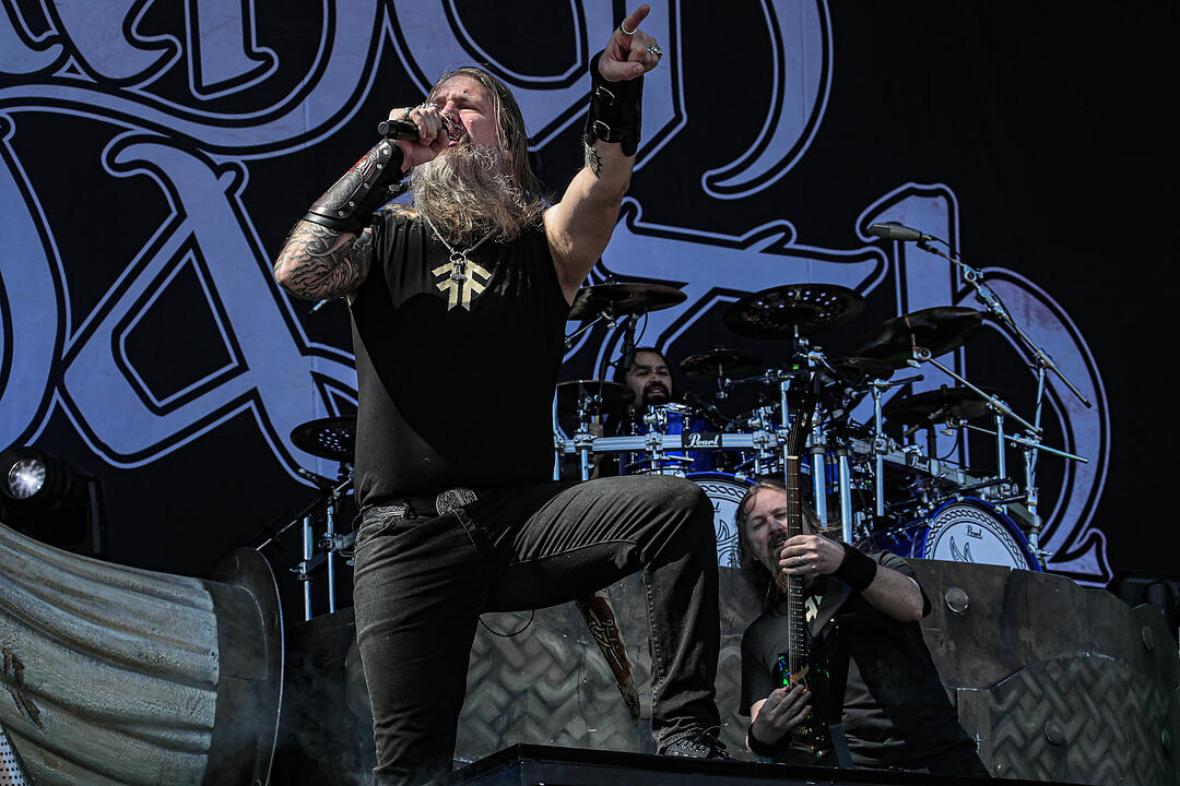 Amon Amarth bei Rock im Park 2019: Ganz viel Metal und Feuer bringt die Fans zum Durchdrehen