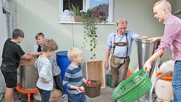 Die Kinder durften Most mit Willi H&uuml;ttner pressen.  Foto: Ewald Stretz