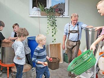 Die Kinder durften Most mit Willi H&uuml;ttner pressen.  Foto: Ewald Stretz