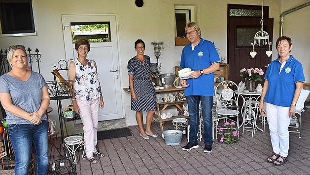 Alfred Kalis von der Werbegemeinschaft (Zweiter von rechts) &uuml;bergibt die Spende an die Leiterinnen der "Redwitzer Maulw&uuml;rfe" Kerstin Vogel (links) und Helga Seifert (Dritte von links).  Foto: Thomas Micheel