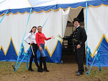 Angelina und Sandy (v. li.) vom Circus Renz freuen sich über die Hilfsaktion von Detlef Kräck. Der Schornsteinfeger organisierte eine Spende für den Familienzirkus.  Foto: Sven Dörr
