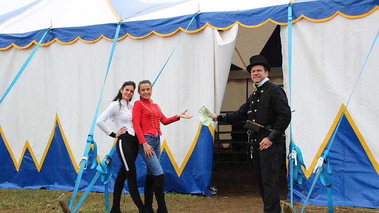 Angelina und Sandy (v. li.) vom Circus Renz freuen sich über die Hilfsaktion von Detlef Kräck. Der Schornsteinfeger organisierte eine Spende für den Familienzirkus.  Foto: Sven Dörr