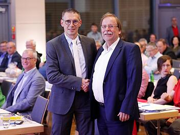 BFV-Präsident Rainer Koch (rechts) gratuliert Jürgen Pfau zur Wiederwahl als unterfränkischer Bezirksvorsitzender. Foto: Fabian Frühwirth