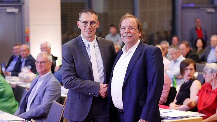 BFV-Präsident Rainer Koch (rechts) gratuliert Jürgen Pfau zur Wiederwahl als unterfränkischer Bezirksvorsitzender. Foto: Fabian Frühwirth