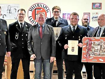 2. Kommandant Jannik N&ouml;ske, Kommandant Markus Stumpf, B&uuml;rgermeister Volker Schmiechen, Simon Friedrich, Paul Altmann (beide wurden zu Oberfeuerwehrm&auml;nnern bef&ouml;rdert), 2. Vorsitzender Christian H&uuml;bner, Werner Agly und Vorsitzender Matthias Angermann.