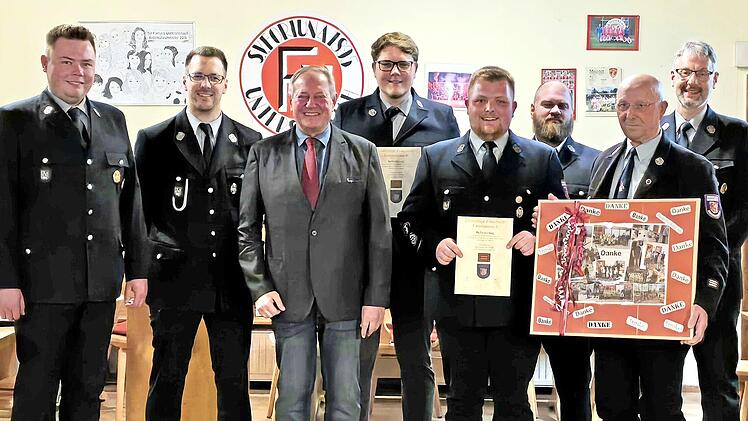 2. Kommandant Jannik N&ouml;ske, Kommandant Markus Stumpf, B&uuml;rgermeister Volker Schmiechen, Simon Friedrich, Paul Altmann (beide wurden zu Oberfeuerwehrm&auml;nnern bef&ouml;rdert), 2. Vorsitzender Christian H&uuml;bner, Werner Agly und Vorsitzender Matthias Angermann.