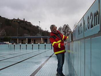 Reiner Foltes schaut sich die beschädigten Fliesen an, die im Sportbecken ausgetauscht werden müssen. Die Vorbereitungen im Kulmbacher Freibad auf die Saison laufen derzeit schon wieder auf Hochtouren. Fotos: Sebastian Martin