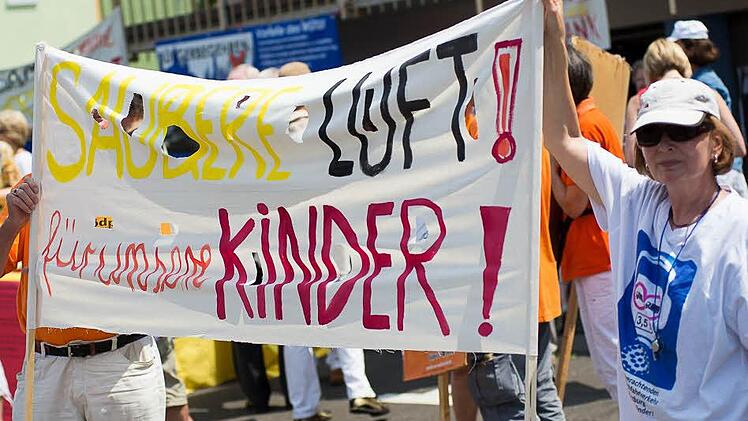 Weil sie um ihre Gesundheit fürchten, demonstrierten am Mittwoch etwa 80 Menschen gegen den Schwerlastverkehr in Würzburg.  Foto: Tobias Köpplinger