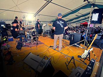 "First-Step-to-Groove-T" rockte das Festzelt in Dechsendorf, das für einen Sonntagabend erstaunlich gut besetzt war. Fotos: Michael Busch