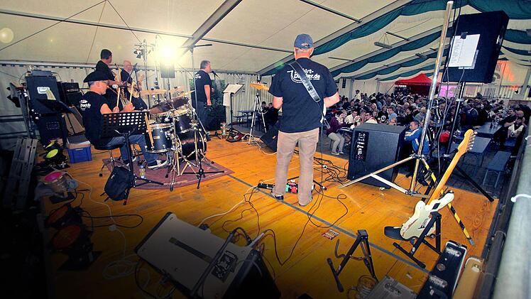 "First-Step-to-Groove-T" rockte das Festzelt in Dechsendorf, das für einen Sonntagabend erstaunlich gut besetzt war. Fotos: Michael Busch