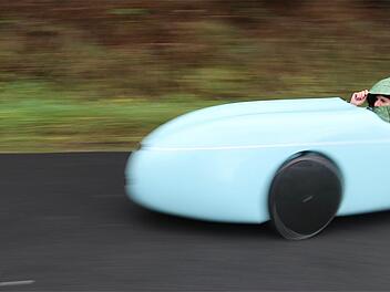 Die Velomobilisten betrieben Studien an der Abfahrt zwischen Elfershausen und Aura. Foto: Gerd Schaar