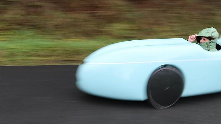 Die Velomobilisten betrieben Studien an der Abfahrt zwischen Elfershausen und Aura. Foto: Gerd Schaar