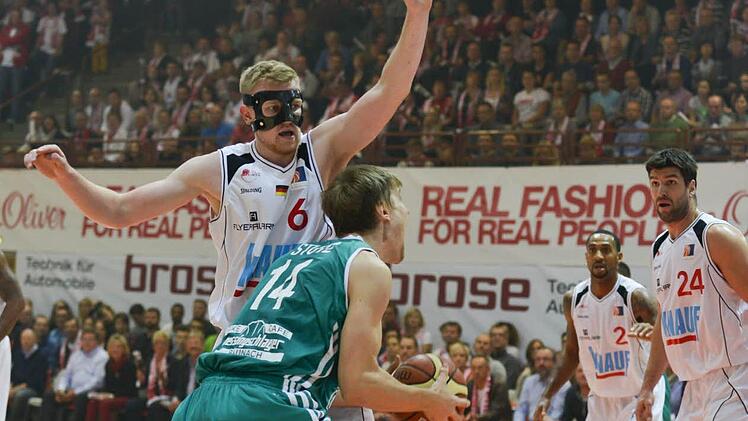 Das Hinspiel gewann Würzburg mit 86:62. Hier verteidigt Maximilian Ugrai gegen den Baunacher Logan Stutz (vorne). Foto: K. Schmitt