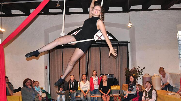 Leonie Deuber aus Krum von den "Unicycle Dancers" der Freien Waldorfschule Haßfurt glänzte am Trapez in der Rathaushalle.