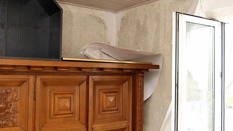 Feuchtigkeit in der Wohnung hat zu massivem Schimmelbefall geführt. Mit allergrößter Wahrscheinlichkeit wurde Wäsche in der Wohnung gewaschen und getrocknet, aber nicht gelüftet. Jetzt hat der Vermieter einer vierköpfigen Familie aus Syrien gekündigt. Foto: Christoph Winter