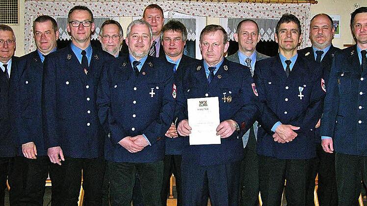 Mit Feuerwehr-Ehrenzeichen und Ärmelstreifen wurden diese Mitglieder der Feuerwehr Sonnefeld für zehn- bis 40-jährige ehrenamtliche Einsatzbereitschaft gewürdigt.  Foto: Klaus Oelzner