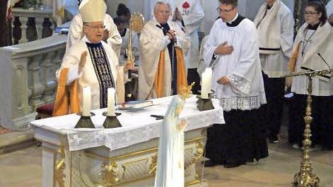 Zum Fatima-Tag kam in diesem Jahr der emeritierte Kardinal, seine Eminenz Dr. Paul-Josef Cordes, nach Maria Limbach, um gemeinsam mit Pfarrer Ottmar Pottler und Priestern des Fatima-Apostolats den feierlichen Gottesdienst zu zelebrieren.