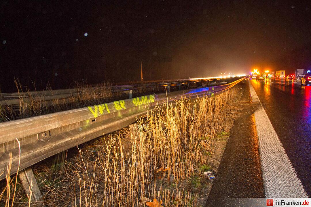 Achsbruch führt zur Vollsperrung – Sieben Fahrzeuge durch herumfliegende Ladung beschädigt