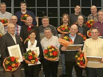 Viele langjährige Mitarbeiter kann die Angermüller-Gruppe vorweisen. Viele Arbeitsjubilare wurden bei einer Betriebsfeier geehrt.  Foto: Michael Stelzner
