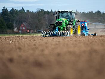 Beim Säen mit dem Traktor Foto: Philipp Schulze/dpa