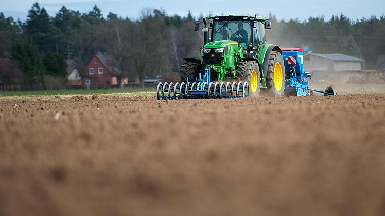 Beim Säen mit dem Traktor Foto: Philipp Schulze/dpa