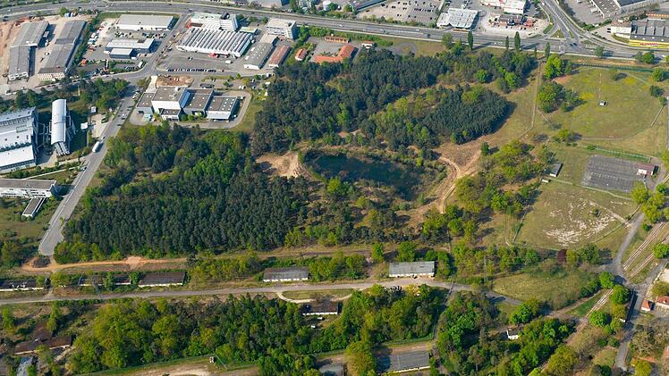 Was bleibt im Gewerbepark Geisfelder Straße vom Wald übrig? Nach dem umstrittenen Entwurf des Bebauungsplans aus dem Jahr 2015 hat das Rathaus nun einen Kompromissvorschlag vorgelegt.  Foto: Ronald RInklef