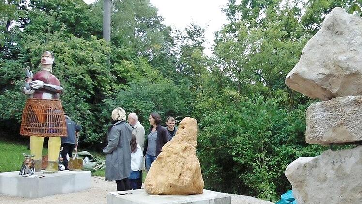 Tilman Oehler und Kerstin Kassel schufen die drei Skulpturen auf dem Oberrüsselbacher Wanderparkplatz.