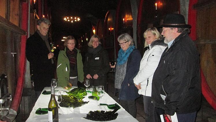 "Tischlein deck dich" mit Glaskunst von Petra Markert (3. v. l.), die eine Festtafel mit ihrem Design entwickelte.                                        Winfried Ehling