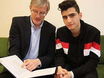 Der 21-jährige Hossein mit Pfarrer Jürgen Singer Foto: Alexander Hartmann