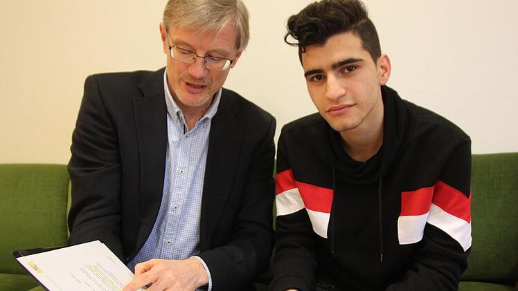 Der 21-jährige Hossein mit Pfarrer Jürgen Singer Foto: Alexander Hartmann