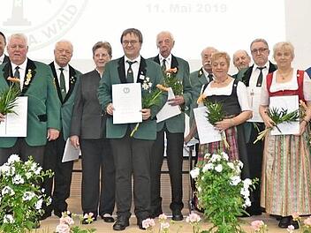 Sie wurden für besondere Leistungen und Verdienste vom Bayerischen Sportschützenbund, Bezirk und Gau, geehrt. Vorsitzender Willy Fiedler (vorne Mitte) erhielt das BSSB-Ehrenzeichen Groß-Rot. Foto: K.-H. Hofmann