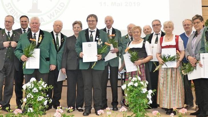 Sie wurden für besondere Leistungen und Verdienste vom Bayerischen Sportschützenbund, Bezirk und Gau, geehrt. Vorsitzender Willy Fiedler (vorne Mitte) erhielt das BSSB-Ehrenzeichen Groß-Rot. Foto: K.-H. Hofmann