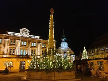 Mittelpunkt des Adventszaubers: Marktplatz-Ensemble mit  Luitpoldbrunnen.   Foto: Dagmar Besand