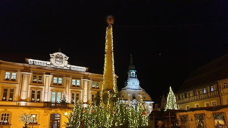 Mittelpunkt des Adventszaubers: Marktplatz-Ensemble mit  Luitpoldbrunnen.   Foto: Dagmar Besand