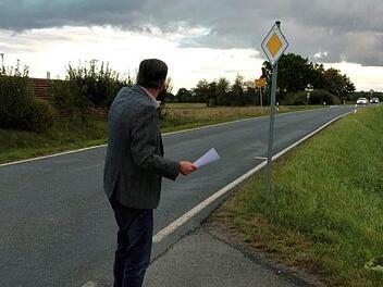 "Dort hinten ist die Querungshilfe geplant", zeigt der Bürgermeister.