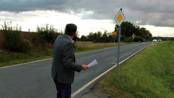 "Dort hinten ist die Querungshilfe geplant", zeigt der Bürgermeister.