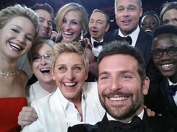 Kuriose Oscar-Fakten Dieses Bild von der Oscar-Verleihung 2014 machte Schlagzeilen: Das Selfie von Moderatorin Ellen DeGeneres 2014 könnte das teuerste Foto der Welt sein. Samsung spendete nicht nur für jeden der über 3,3 Millionen Re-Tweets des Bildes beim Kurznachrichtendienst Twitter einen Dollar, sondern bezahlte dem US-Sender ABC 1,5 Millionen Dollar für einen Werbespot während der Ausstrahlung.