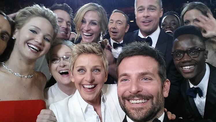 Dieses Bild von der Oscar-Verleihung 2014 machte Schlagzeilen: Das Selfie von Moderatorin Ellen DeGeneres 2014 k&ouml;nnte das teuerste Foto der Welt sein. Samsung spendete nicht nur f&uuml;r jeden der &uuml;ber 3,3 Millionen Re-Tweets des Bildes beim Kurznachrichtendienst Twitter einen Dollar, sondern bezahlte dem US-Sender ABC 1,5 Millionen Dollar f&uuml;r einen Werbespot w&auml;hrend der Ausstrahlung.