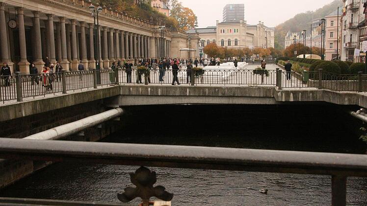 Karlsbad in der Kurzone: Der Fluss Tepla fließt mitten durch die Stadt