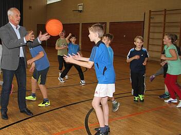 Der Leiter der Stadtsteinacher Schule, Michael Pfitzner, und die Schüler sind außer sich vor Freude, dass in Sachen Neubau einer Schulturnhalle endlich Bewegung in die Angelegenheit kommt. Foto: Sonja Adam