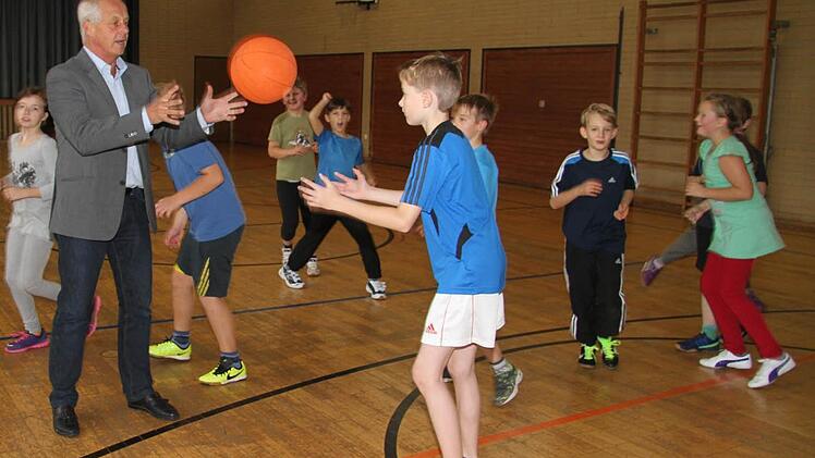 Der Leiter der Stadtsteinacher Schule, Michael Pfitzner, und die Schüler sind außer sich vor Freude, dass in Sachen Neubau einer Schulturnhalle endlich Bewegung in die Angelegenheit kommt. Foto: Sonja Adam