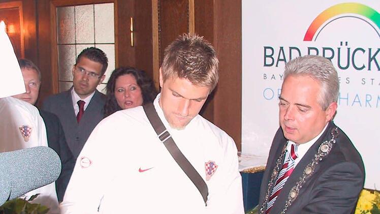 Eintrag ins Goldene Buch der Stadt Foto: Ralf Ruppert/Archiv Saale-Zeitung