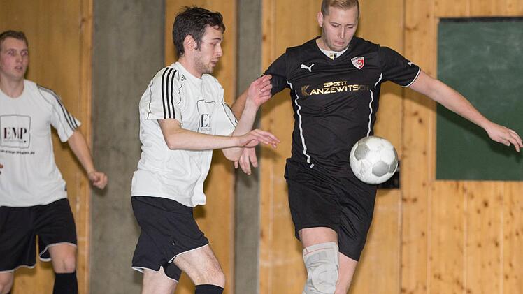 In einem wichtigen Spiel um den Einzug ins Halbfinale bezwang der FC Kronach mit Michael Hoderlein (schwarzes Trikot) den TSV Steinberg (im Bild Tobias Novotny und Adam Kraus) mit 2:1.