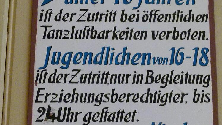 Dieses Verbotsschild hängt als Relikt längst vergangener Zeiten im Saal.  Foto: Marion Krüger-Hundrup