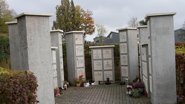 Nachdem die Urnenwand weitgehend belegt ist, sucht man nach einer Alternative. Foto: Günther Geiling